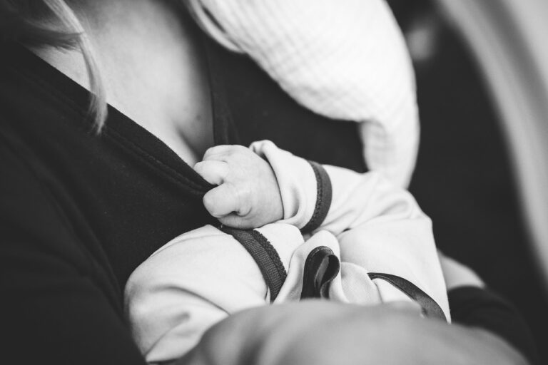الرضاعة الطبيعية في الأسبوع الأول: ماذا تتوقعين؟